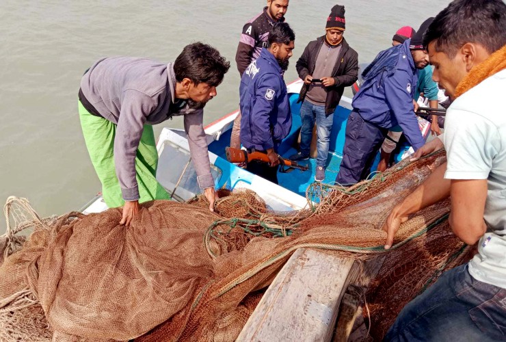 রাঙ্গাবালীতে অভিযান পরিচালনা করে অবৈধ জাল জব্দ